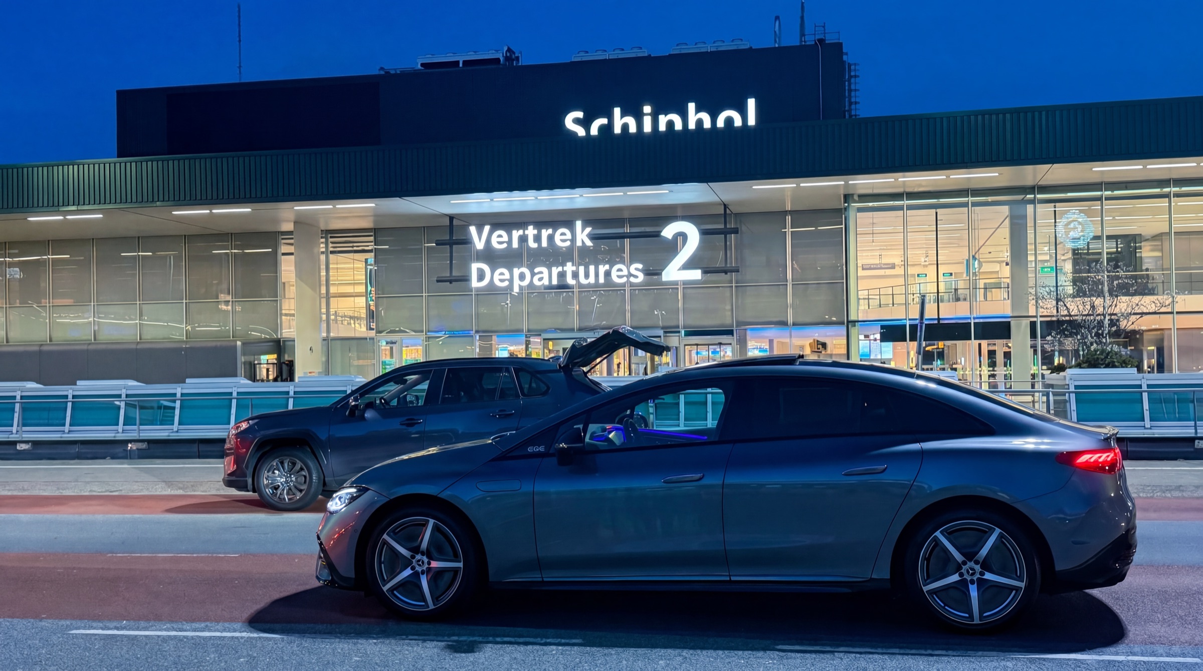 Mercedes EQE voor Schiphol Vertrek 2 (Departures) - Airport Transfer