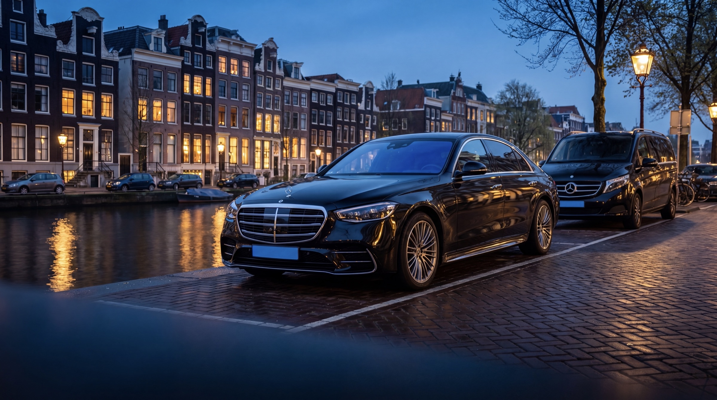 Mercedes S-Klasse en V-Klasse aan een Amsterdamse gracht in de schemering - City Transfer