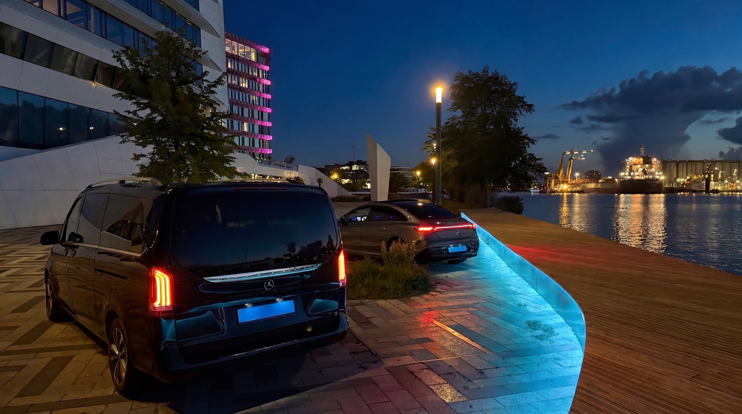 Prestige Executive Mobility - Mercedes klaar bij avond in Amsterdam